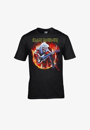 Camiseta de algodón negra con un gráfico de un monstruo tocando la guitarra, rodeado de llamas, con el texto "IRON MAIDEN" arriba en amarillo negrita.