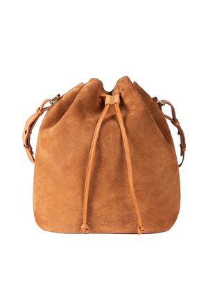 Hellbraune Wildleder-Bucket-Tasche mit Kordelzugverschluss und verstellbarem Schulterriemen, weiche Textur und dezentes Branding in der unteren Mitte.