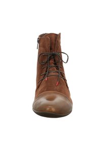 Braune Wildleder-Stiefel in Knöchelhöhe mit runder Zehenform, brauner Lederkappe, Schnürsenkeln und einem seitlichen Reißverschluss. Strukturierten Oberfläche mit roten Schnürsenkelakzenten.