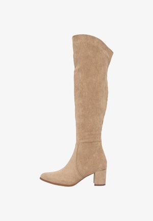 Bottes en suède beige montantes jusqu'au genou, avec un bout effilé et un talon bloc, arborant une texture lisse et un design minimaliste.