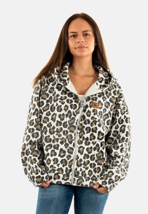 Haut zippé en imprimé léopard avec une grande capuche doublée douce, des poches avant et un design contrasté beige et noir sur fond blanc.