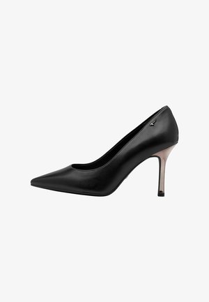 Chaussure à talon haut en cuir noir avec un bout pointu et un talon métallique fin. Présente un design épuré avec des accents minimalistes.