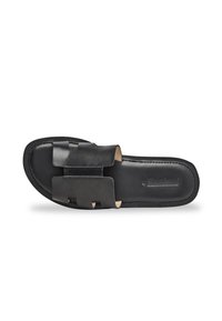 Sandalo scivoloso in pelle nera con due cinturini sovrapposti, texture liscia e design a punta aperta. Include una soletta imbottita.