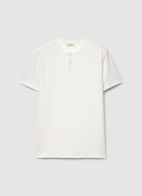 Weißes Baumwoll-T-Shirt mit kurzen Ärmeln und Rundhalsausschnitt, ausgestattet mit einer zweiknöpfigen Blende und einer gerippten Textur. Einfaches, minimalistisches Design.