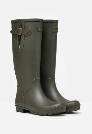 Grüne Gummiregenstiefel mit glänzender Oberfläche, Schnallen-Detail an der Seite und strukturierten Sohlen für besseren Halt. Design umfasst eine abgerundete Zehenpartie und eine glatte Oberseite.