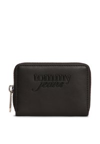 Μαύρο δερμάτινο πορτοφόλι με ανάγλυφο λογότυπο «tommy jeans», κλείσιμο με φερμουάρ και λεία υφή. Κομψός ορθογώνιος σχεδιασμός με ραμμένες άκρες.