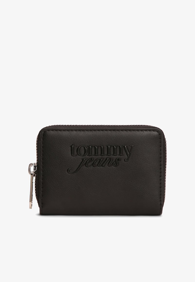 Μαύρο δερμάτινο πορτοφόλι με ανάγλυφο λογότυπο «tommy jeans», κλείσιμο με φερμουάρ και λεία υφή. Κομψός ορθογώνιος σχεδιασμός με ραμμένες άκρες.