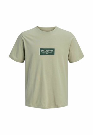 Lyst grøn T-shirt med korte ærmer og et centreret mørkegrønt rektangulært logo, der står "JACK&JONES CREATIVE DEPT. COPENHAGEN ©1990."