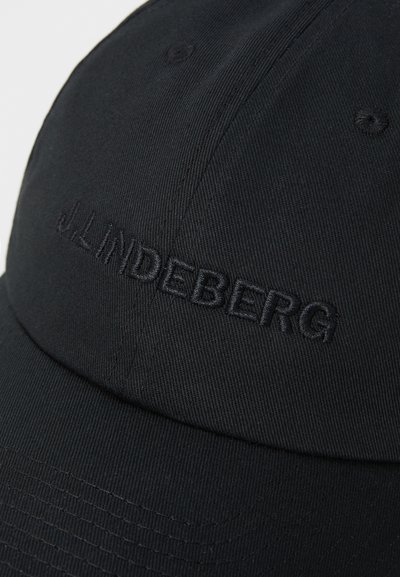 Sort baseball cap lavet af struktureret stof, med hævet tonal broderi med "J.LINDEBERG" på forsiden og en struktureret krone.