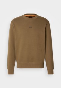 Sweat-shirt homme vert olive à col rond, manches longues et petit logo noir "BOSS" sur la poitrine.