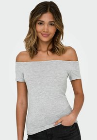 Grå off-the-shoulder bluse lavet af blødt, let stof, med korte ærmer og en tætsiddende pasform.