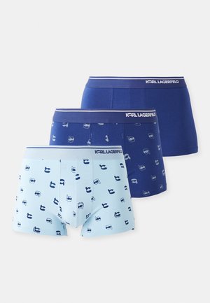 Drei Paar Herren-Boxershorts in Blautönen. Eine Variante zeigt hellblau mit wiederholten Druckmustern; die anderen sind einfarbig dunkelblau mit Logobündchen.