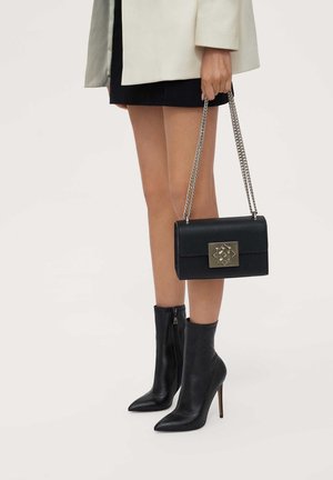 Clutch - black