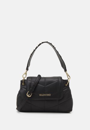 Sac à main matelassé noir Valentino avec garnitures dorées, poignée supérieure et bandoulière ajustable sur un fond clair uni.