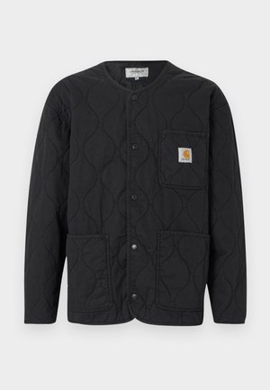 Μαύρο καπιτονέ μπουφάν με στρογγυλή λαιμόκοψη, κούμπωμα με κουμπιά πίεσης, τρεις μπροστινές τσέπες και ένα μικρό σοκολατί λογότυπο στο πάνω αριστερό πορτοφόλι.