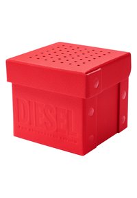 Rote, strukturierte Aufbewahrungsbox mit einem perforierten Deckel, gekennzeichneten Ecken und eingeprägtem "DIESEL"-Logo auf der Vorderseite.