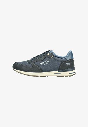 Sneaker con una toma superiore in tessuto blu scuro, accenti in suede e suola in gomma crema. Presenta lacci, dettagli del logo e un colletto imbottito.