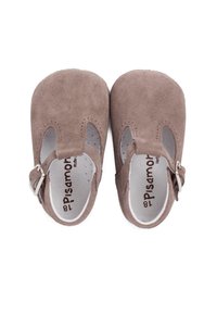 Chaussures en daim pour tout-petits de couleur brun clair avec des côtés découpés, fermeture à boucle et doublure intérieure douce. Présente un logo imprimé sur la semelle intérieure.