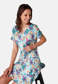 Abito a maniche corte in tessuto azzurro chiaro con un motivo floreale tropicale in verde e rosa, con scollatura a V e vita regolabile con coulisse.