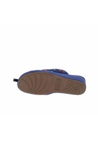 pantufla azul marino con un patrón floral, parte superior de tela suave, suela de goma con agarre texturizado y una pequeña pestaña en el talón para facilitar el calzado.