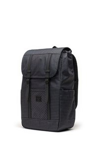 Zaino rettangolare in tessuto scuro con motivo a quadri blu, spallacci regolabili e flap superiore. Presenta una tasca esterna e dettagli neri.