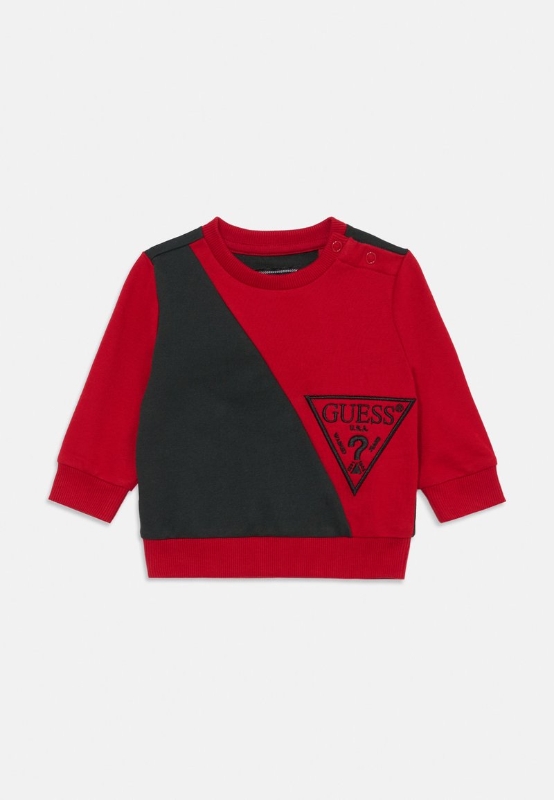 Sudadera de manga larga roja y negra con un diseño diagonal, que presenta un parche de logo triangular y botones de presión en un hombro.