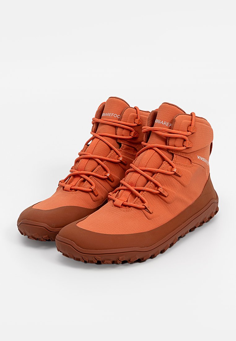 Orange wasserdichte Wanderschuhe mit hohem Schaftdesign, aus strapazierfähigem Textil-Obermaterial, Gummisohlen und verstellbaren Schnürsenkeln für einen sicheren Sitz.