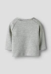 Chemise blanche à manches longues avec de fines rayures horizontales noires, col rond, et un style simple et décontracté, posée à plat sur un fond gris.