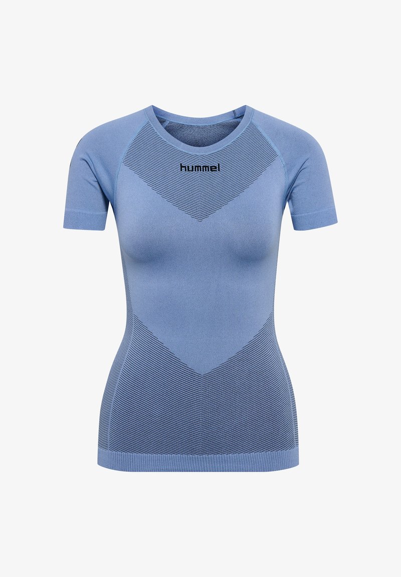 Jasnoniebieski sportowy top z krótkim rękawem, z teksturowanymi poziomymi paskami, okrągłym dekoltem, dopasowanym krojem i logo z przodu.