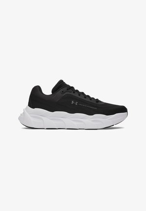 Sorte atletikskoler med øverste lag af struktureret mesh og polstret krave, med en tyk hvid sål med bølgede detaljer og snørebånd for sikker pasform.