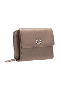 Portafoglio in pelle marrone con texture a ciottoli, logo argentato, chiusura con zip e pattina. Forma compatta e rettangolare, con una piccola linguetta per estrazione.