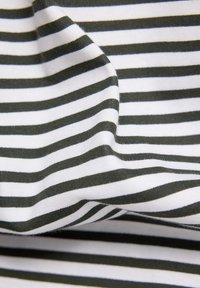 Baumwollstoff mit abwechselnden dunkelgrünen und weißen horizontalen Streifen; glatte Textur mit leichtem Glanz und sichtbaren Nahtdetails.