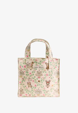 Bolso tote pequeño de color crema con un patrón de enredadera verde y flores rosas, que incluye personajes de dibujos animados y vestidos, dos asas y una etiqueta frontal con nombres de marcas.