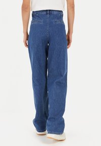 Lichtblauwe denim jeans met een losse pasvorm, met een middelhoge taille, achterzakken en een rechte pijp. Geweven stof met een vervaagde afwerking.