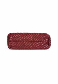 Červená tkaná kožená clutch kabelka s obdlžníkovým tvarom a textúrovaným povrchom. Obsahuje ploché zapínanie a zaoblené hrany.