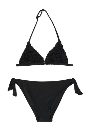 Bikini negro de dos piezas con top de triángulo con volantes y braguitas con lazada lateral, colocado en plano sobre fondo blanco.