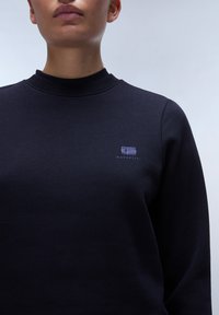 Marine sweatshirt met een hoge hals, voorzien van een klein, geborduurd logo op de borst. De stof is glad en gebreid.