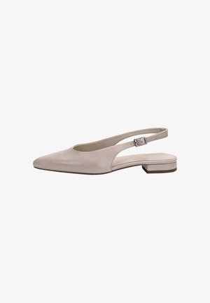 Beige leren slingback platte schoen met spits toelopende neus, verstelbare zilveren gespsluiting en lage blokhak.