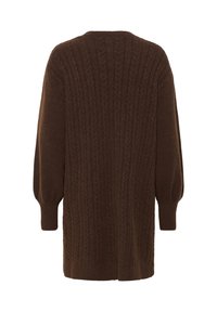 Brauner Strickpullover mit einem Zopfmuster, ausgestattet mit langen Ärmeln und einem lockeren Schnitt. Die Rückseite ist strukturiert und am Saum etwas länger.