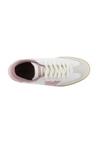 Vita sneakers med rosa mockadetaljer, platta vita snören, texturerad gummisula och logotyp på tungan. Smidig och sportig design.