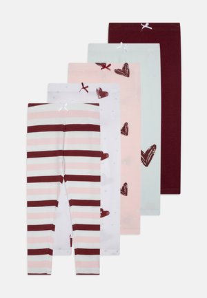 Cinq paires de leggings : une paire avec des rayures bordeaux et blanches, les autres en couleurs unies avec des motifs en cœur, toutes en tissu en coton doux et ornées de rubans.