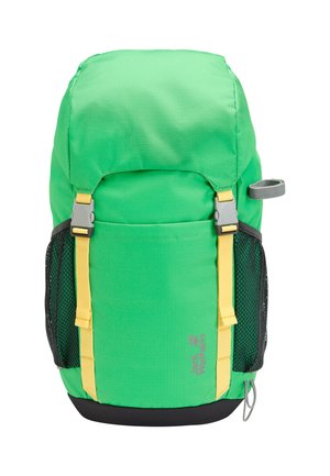 Zaino verde brillante con spallacci gialli, tasche laterali in rete nera, fibbie grigie e un piccolo anello grigio sul lato.