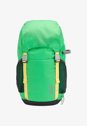 Sac à dos vert vif avec des bretelles jaunes, des poches latérales en mesh noir, des boucles grises et une petite boucle grise sur le côté.