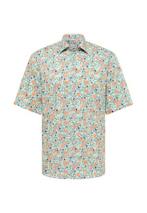 Chemise à manches courtes boutonnée avec un motif de feuilles vertes et des imprimés de fruits orange et violet sur un fond clair.