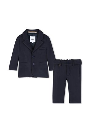 Ensemble costume bleu marine pour tout-petit avec un blazer à deux boutons et un pantalon assorti avec passants de ceinture et fermeture par bouton.