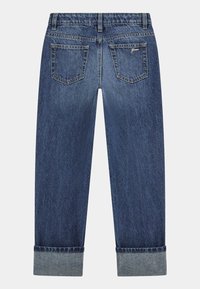 Jeans en denim bleu foncé à coupe droite, avec deux poches arrière et un ourlet retroussé. Le logo de la marque est cousu près de la poche droite.