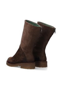 Brązowe zamszowe kozaki do kolan z teksturowaną gumową podeszwą, wyposażone w boczny zamek błyskawiczny i gładką zieloną podszewkę.
