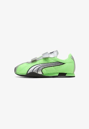Chaussure de sport en maille vert vif avec logo Puma argenté, semelle noire et bandes velcro argentées sur fond blanc.