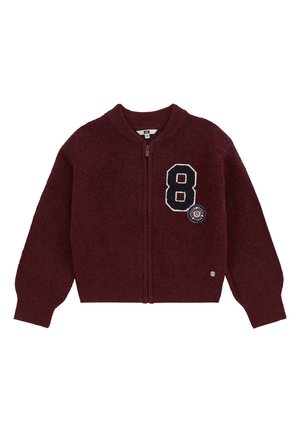 Cardigan en maille bordeaux zippé avec poignets et col côtelés, comportant un grand patch "8" noir et blanc et un petit emblème circulaire sur la poitrine.