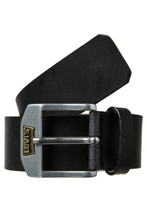 Ceinture en cuir noir avec une boucle en métal argenté ornée d'un accent logo en or. La ceinture est plate, avec une texture lisse et des bords arrondis.
